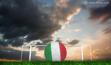 草地上的意大利足球与球门
