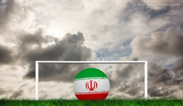 草地上的伊朗足球与球门
