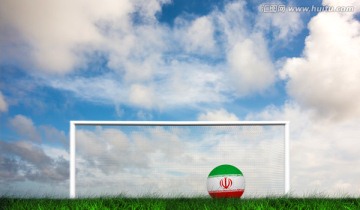 蓝天下伊朗足球与球门