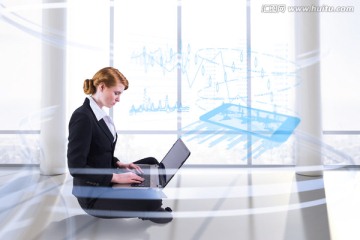 女商人使用笔记本电脑的复合形象