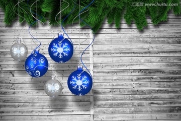 冷杉树的树枝和圣诞彩球