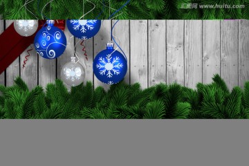 冷杉树的树枝和圣诞装饰品