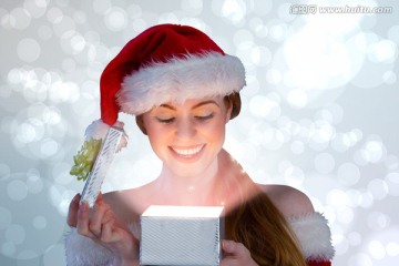 女人微笑着打开礼物的复合形象