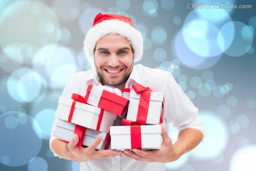 男人微笑着抱着礼物的复合形象