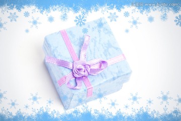 蓝色礼品盒与紫色丝带