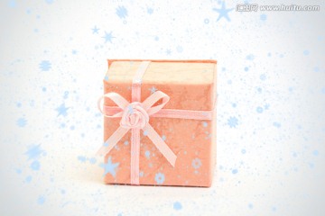 雪花中的粉色礼品盒