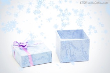 雪花中的蓝色礼品盒
