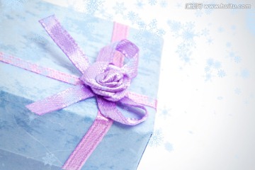 雪花中的蓝色礼品盒