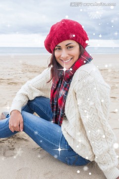 女人坐在沙滩上微笑着的复合形象
