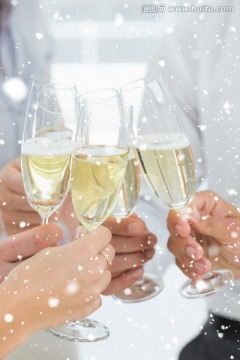 双手敬酒香槟与雪