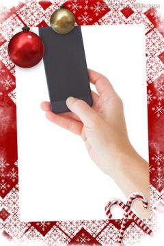 圣诞主题框中女性手拿着智能手机