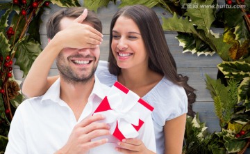 女人送男人礼物的复合形象