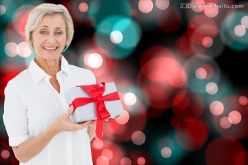 女人微笑着拿着礼物的复合形象