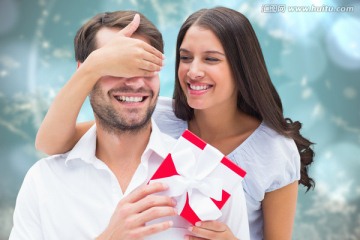 女人送礼物给男人的复合形象