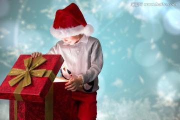 男孩打开礼物的复合形象