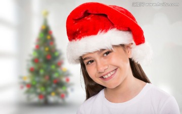 女孩戴着圣诞帽微笑的复合形象