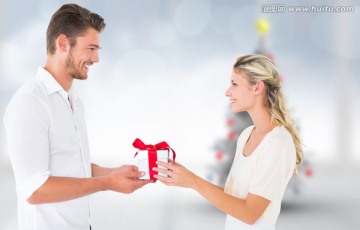 夫妇微笑着拿着礼物的复合形象