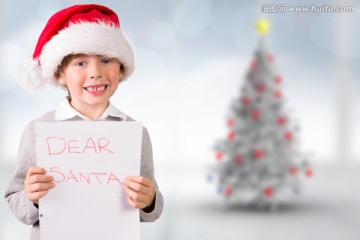 小男孩戴着圣诞帽的复合形象