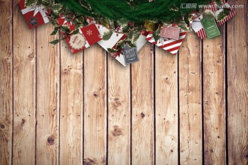 喜庆的圣诞花环在木板上