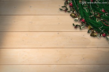 对漂白的木板背景装饰圣诞花环