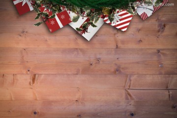 圣诞花环和漂白的木板