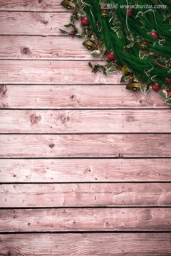 木板背景和圣诞花环