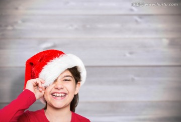 戴圣诞帽的小女孩被遮住一只眼