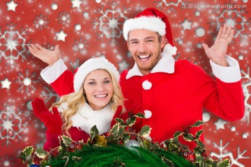年轻夫妇穿着圣诞老人衣