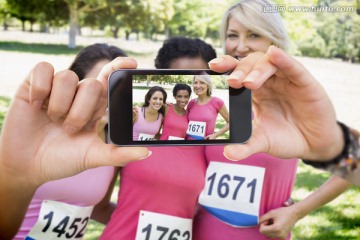女运动员们手持智能手机自拍