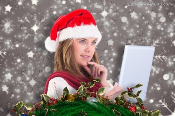 圣诞节金发女郎看着平板电脑