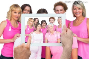 乳腺癌志愿者对着平板电脑微笑着