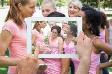 乳腺癌志愿者对着平板电脑微笑着