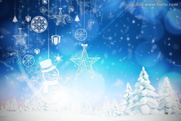 冷杉树雪景中悬挂圣诞装饰