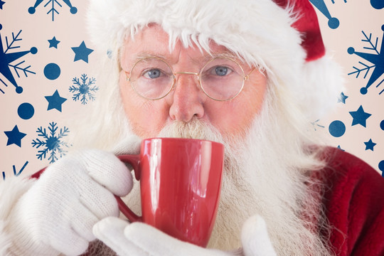 圣诞老人喝着热饮料的复合形象