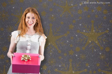 女人微笑着拿着礼物的复合形象