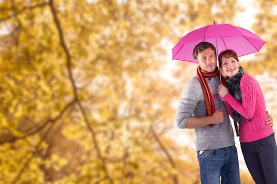 一对夫妇站在伞下的复合形象