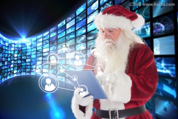 圣诞老人看着平板电脑的复合形象