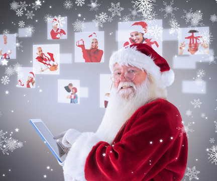 圣诞老人指着平板电脑的复合形象