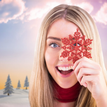 快乐金发女郎拿着红雪花