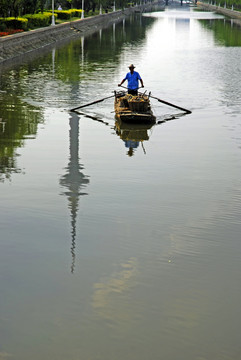 天津卫津河上的环卫保洁船