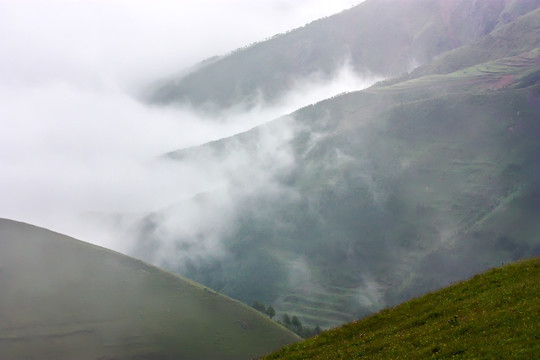 水墨云雾大山