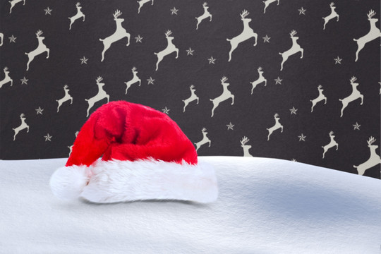 雪地上圣诞帽的复合形象