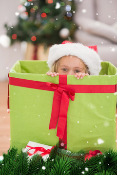 小女孩坐在圣诞礼物中的复合形象