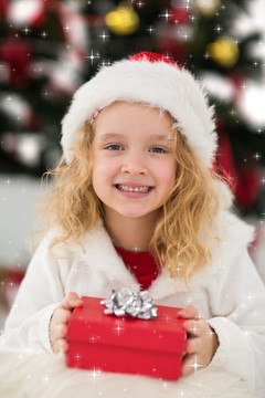 小女孩微笑着拿着礼物的复合形象