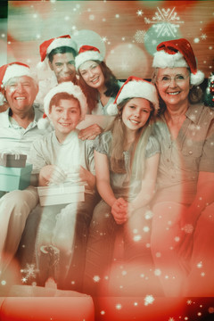 一家人戴着圣诞帽微笑的复合形象