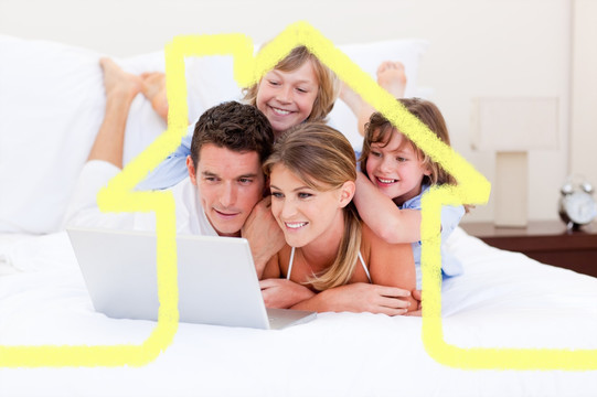 一家人趴床上看电脑的复合形象