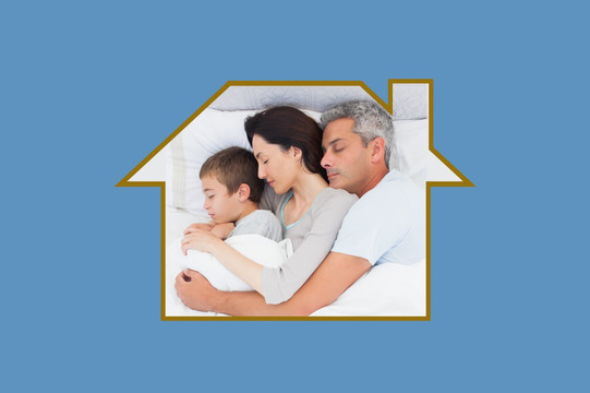 一家人躺在床上睡觉的复合形象