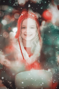 圣诞节戴着红帽子的小女孩