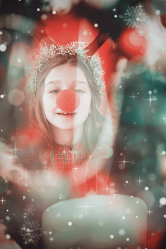 圣诞节戴着红鼻子的小女孩