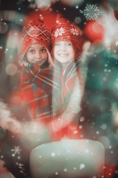 圣诞节带红帽子的两个小女孩